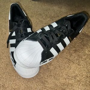 Size 8 (men’s) / 9 (women’s) Adidas Shoes